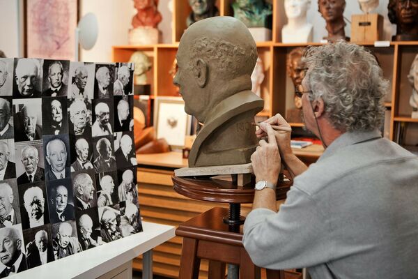Bernard Bavaud sculptant la glaise du buste de Richard Strauss, d'après « planche anthropométrique » faite maison.